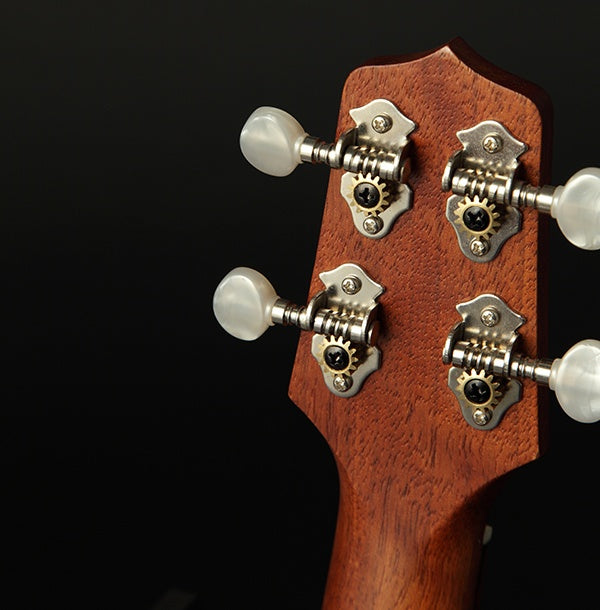 Takamine akustiski elektriskā EGU-T1 Tenora izmēra Ukulele ar EQ skaņas noņēmēju