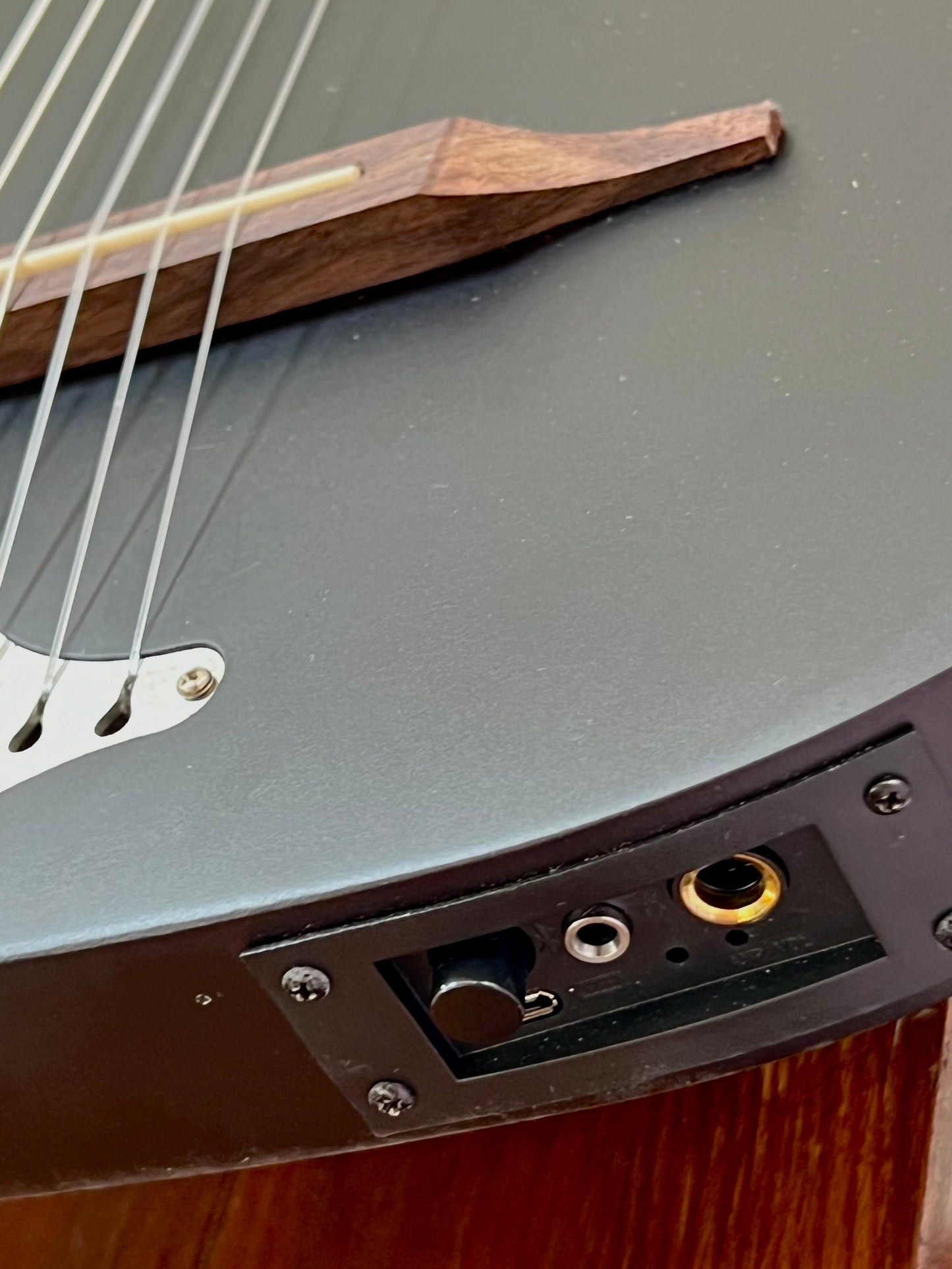 BugsGear silent steel string ģitāra ar piezo skaņas noņēmēju, bluetooth, izeju austiņām un soma