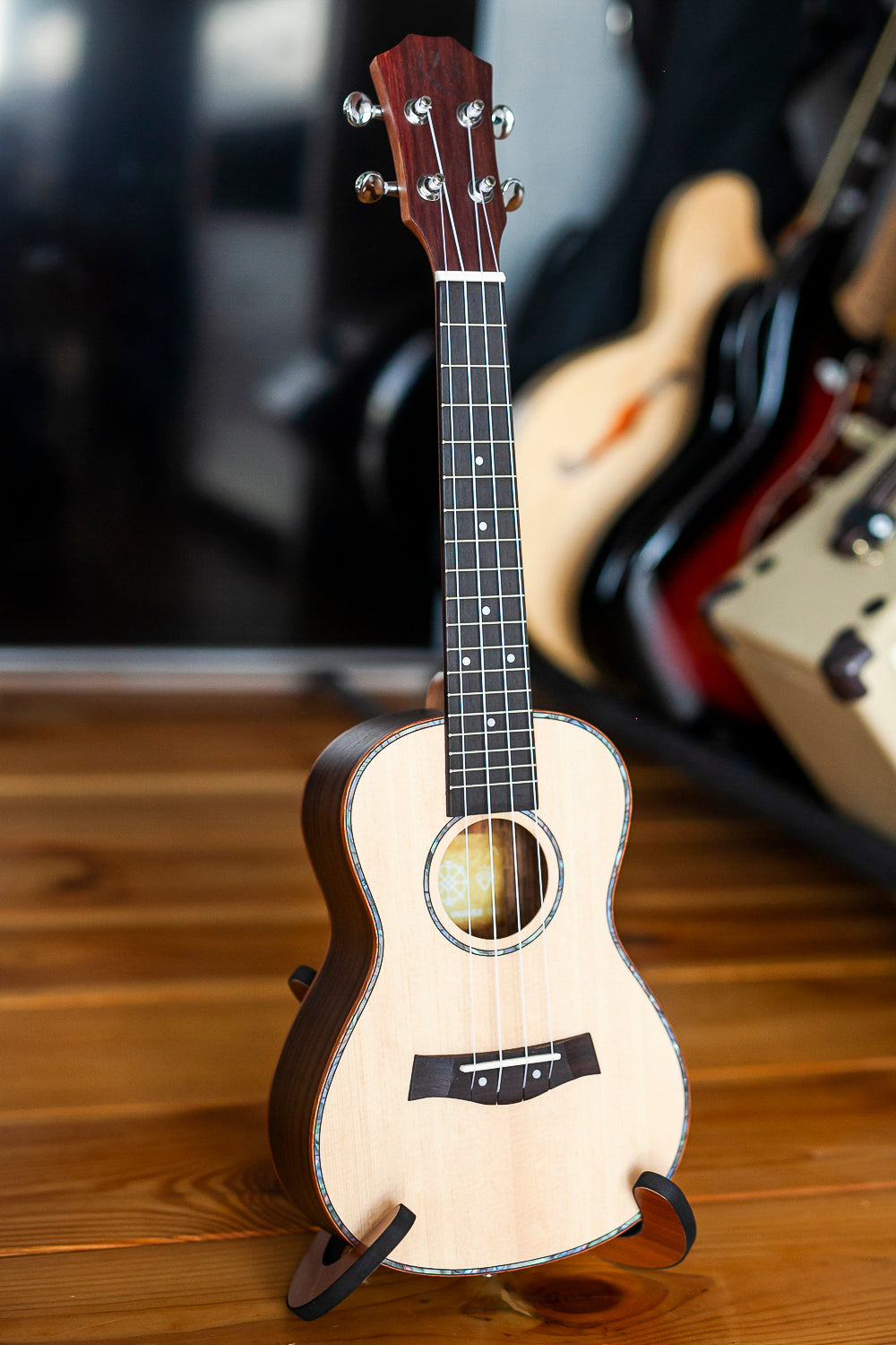 Diamond K Koncerta izmēra Solid Spruce Top + Rosewood Katrīna Dimanta Signature