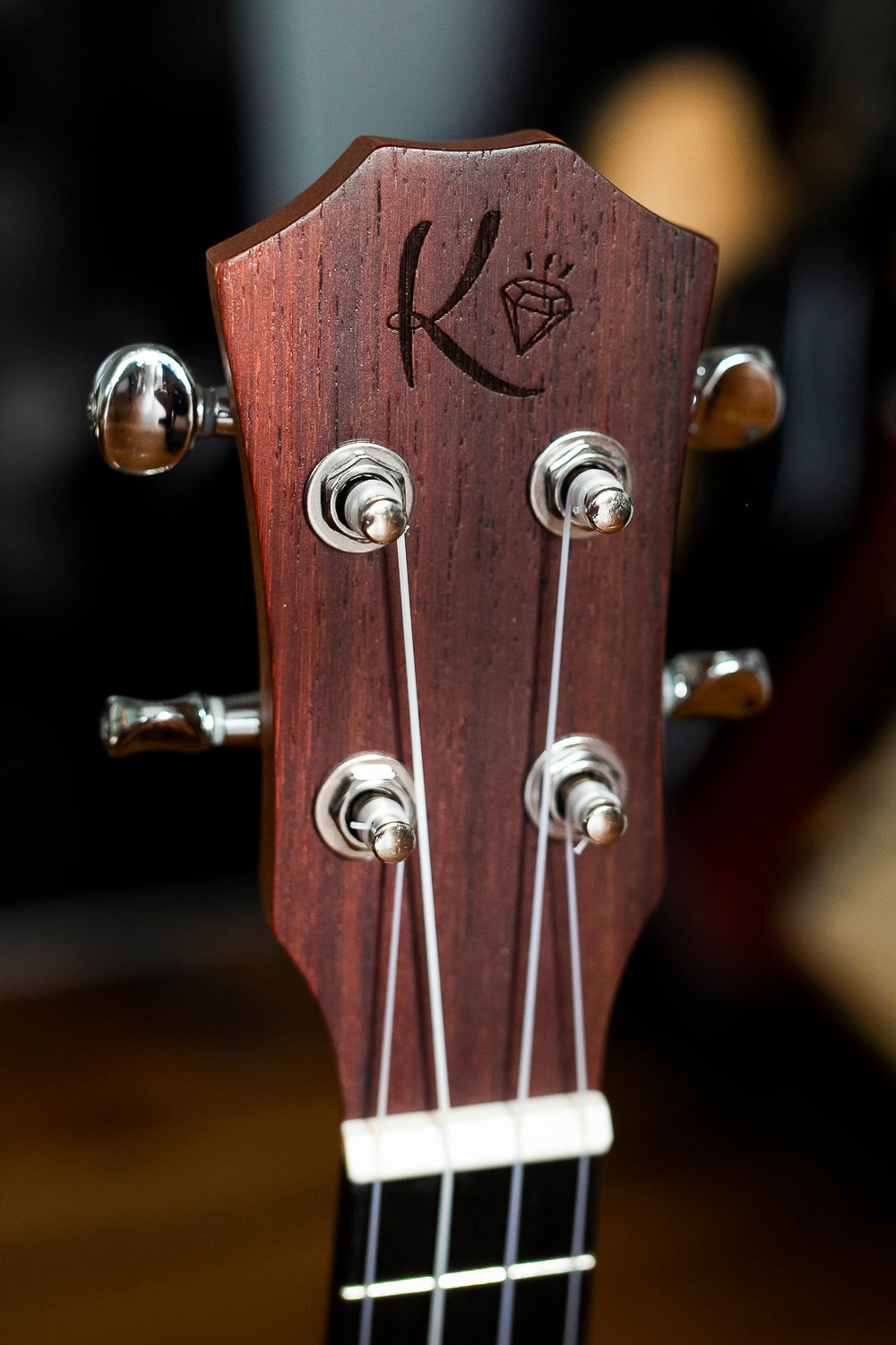 Diamond K Koncerta izmēra Solid Spruce Top + Rosewood Katrīna Dimanta Signature