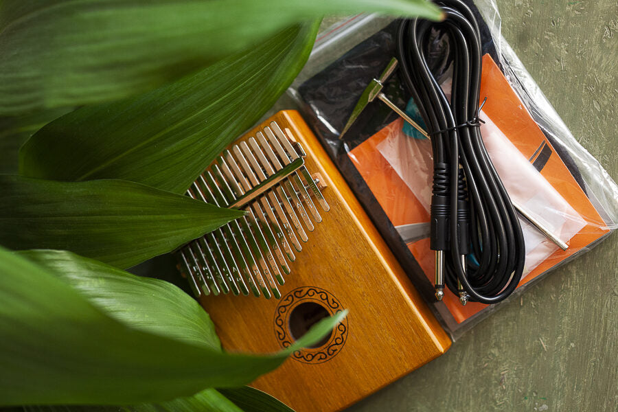 KALIMBA 17 Taustiņu Elektro-Akustiskā ar pilno aksesuāru komplektu un Piezo skaņu noņēmējiem