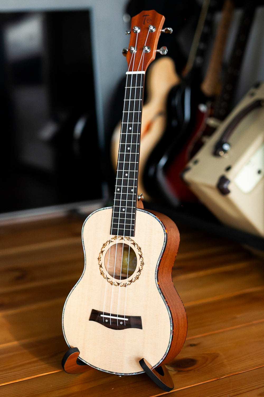 Diamond Tenora izmēra ukulele Solid Spruce Top + Mahogany