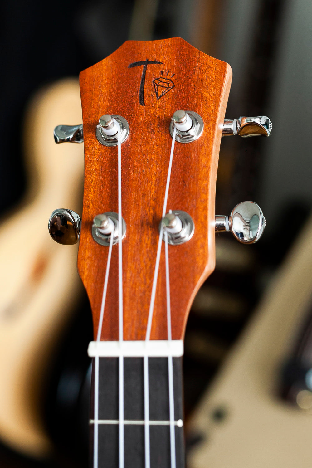 Diamond Tenora izmēra ukulele Solid Spruce Top + Mahogany