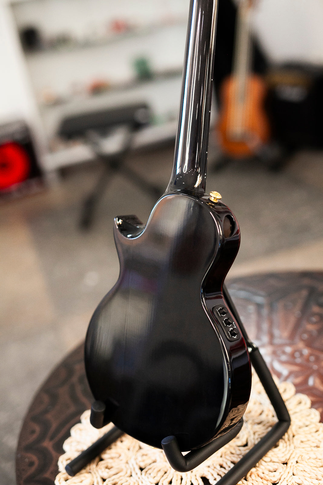 ENYA E6 Solid Maple BLACK Tenora izmēra ukulele (ar TransAcoustic skaņas noņēmēju un Deluxe somu)