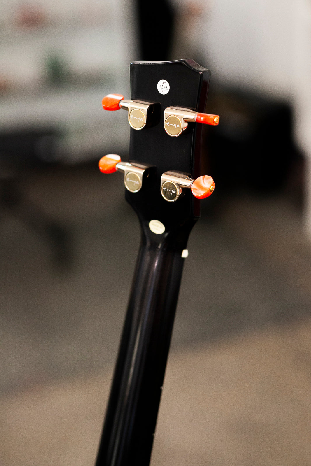 ENYA E6 Solid Maple BLACK Tenora izmēra ukulele (ar TransAcoustic skaņas noņēmēju un Deluxe somu)