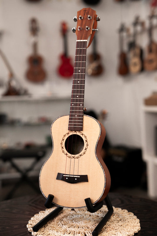 Diamond Tenora izmēra ukulele Solid Spruce Top + Mahogany LowG Zemais G